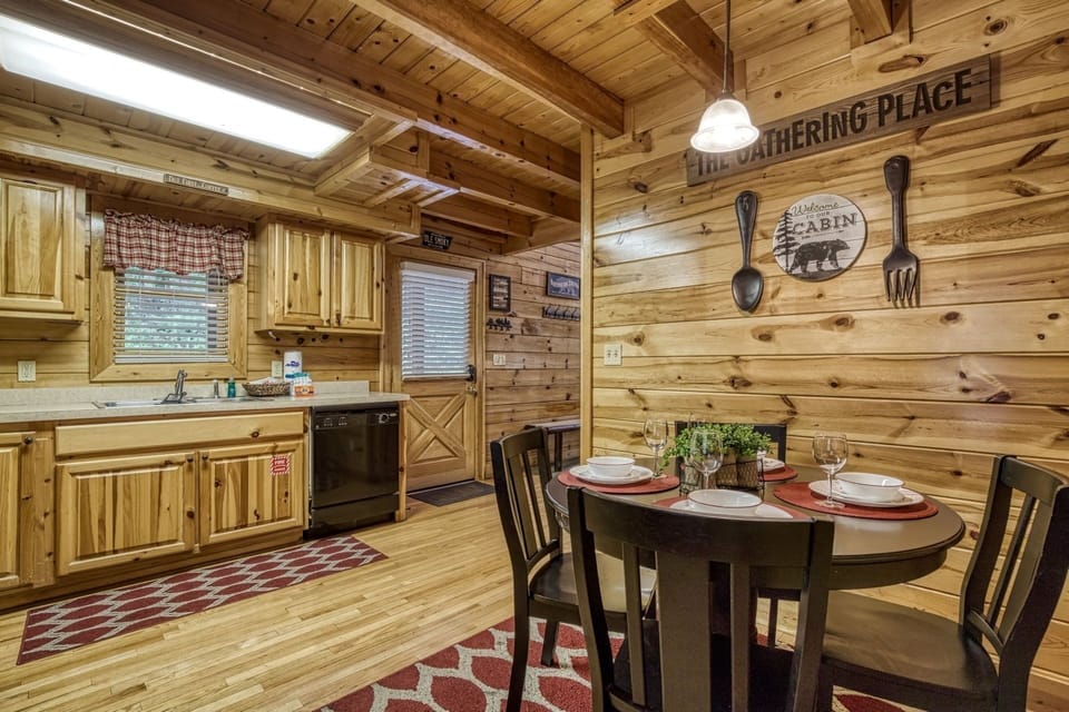 Cabin, 1 Bedroom | Dining