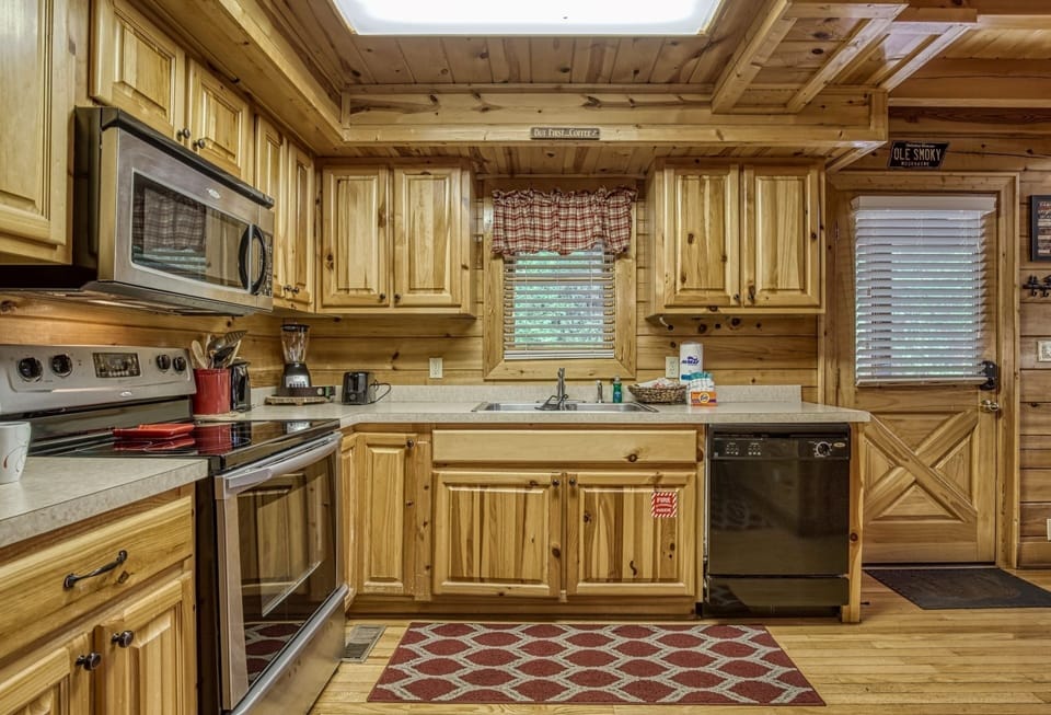Cabin, 1 Bedroom | Private kitchen | Fridge, oven, coffee/tea maker, toaster