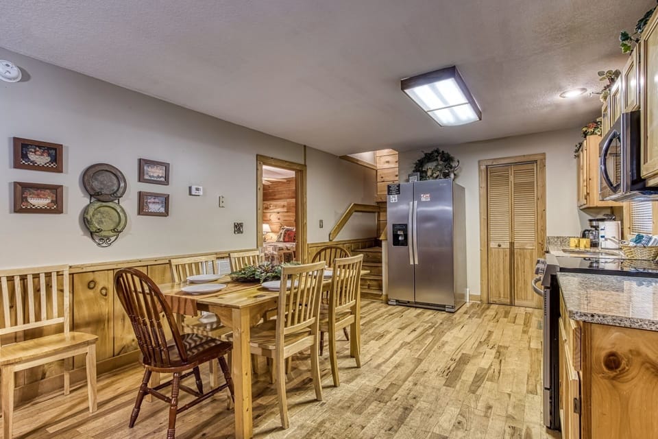 Cabin, 4 Bedrooms | Dining