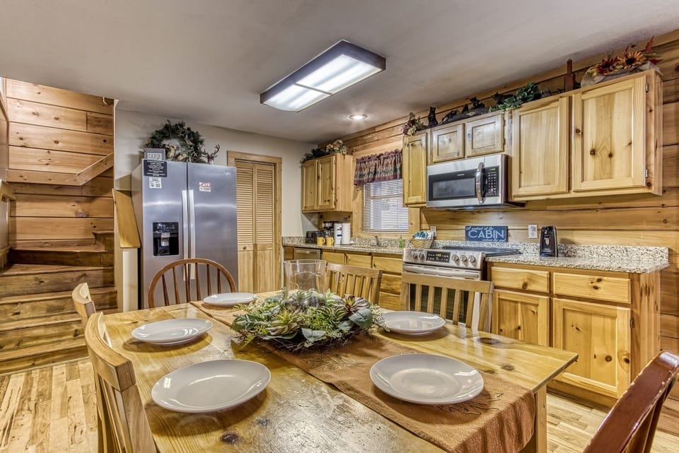 Cabin, 4 Bedrooms | Private kitchen | Fridge, oven, coffee/tea maker, toaster
