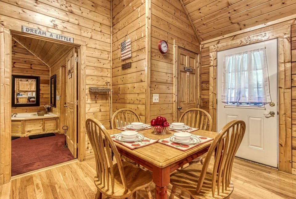 Cabin, 1 Bedroom | In-room dining