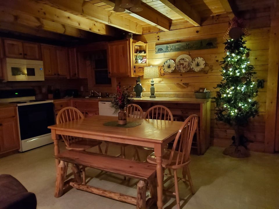 Cabin, 2 Bedrooms | Dining