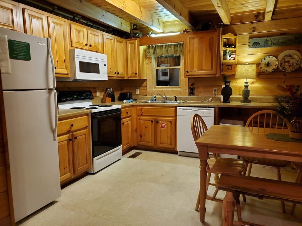 Cabin, 2 Bedrooms | Private kitchen | Fridge, oven, coffee/tea maker, toaster