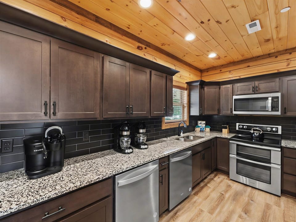 Cabin, 6 Bedrooms | Private kitchen | Fridge, oven, coffee/tea maker, toaster
