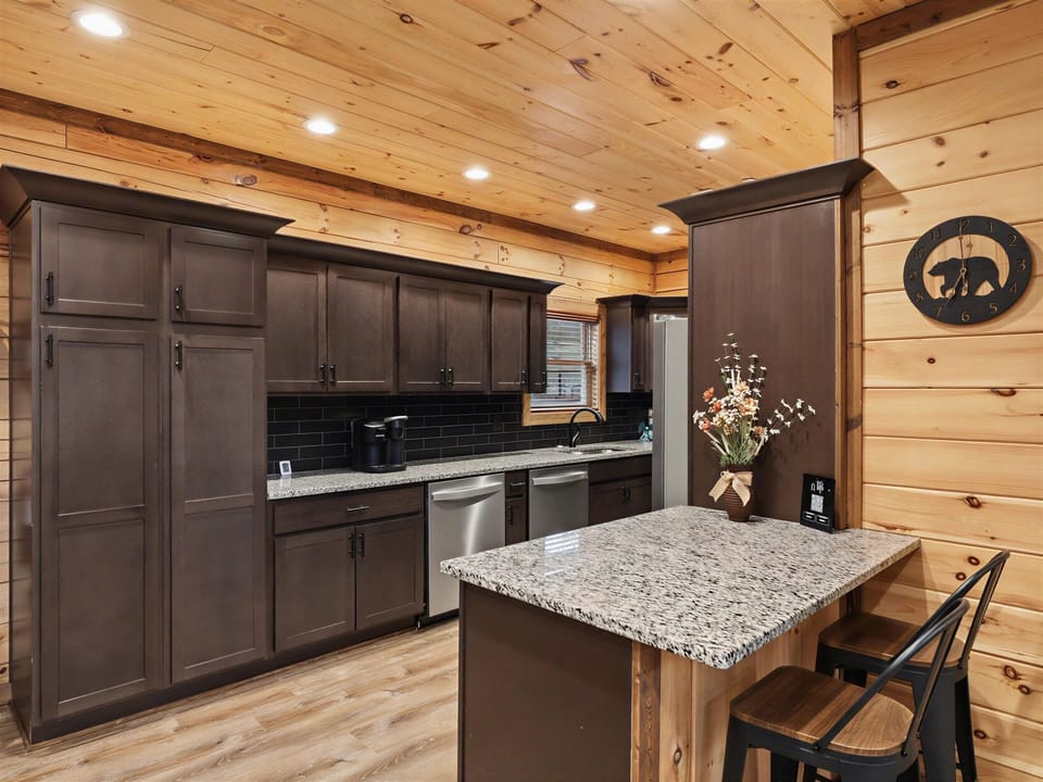 Cabin, 6 Bedrooms | Private kitchen | Fridge, oven, coffee/tea maker, toaster
