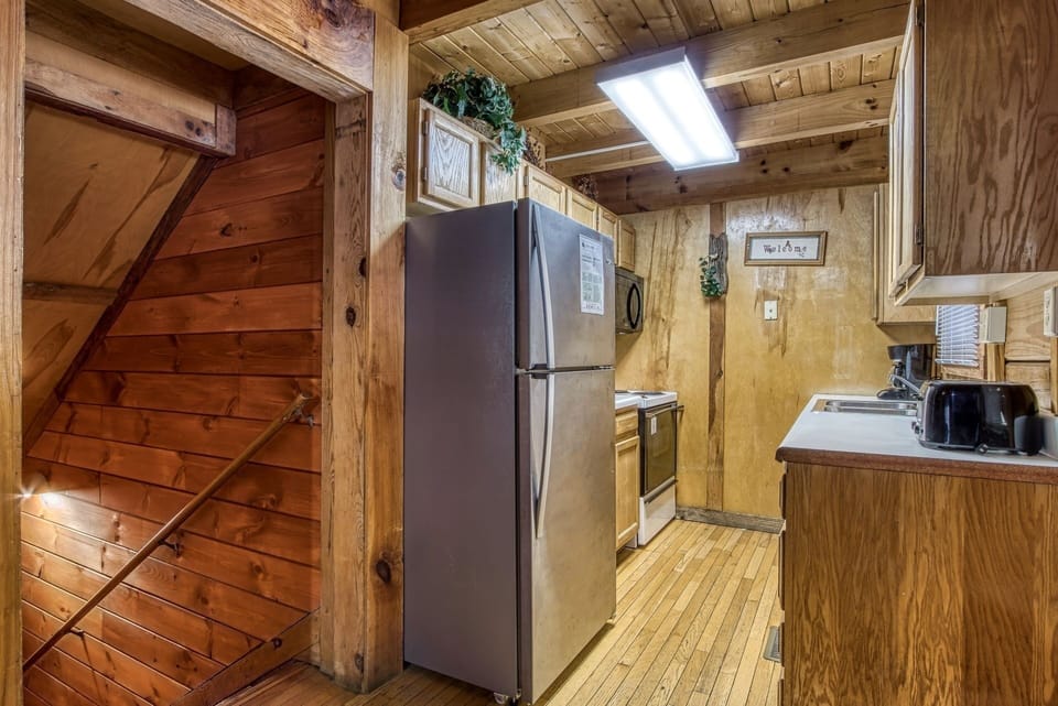 Cabin, 3 Bedrooms | Private kitchen | Fridge, oven, coffee/tea maker, toaster