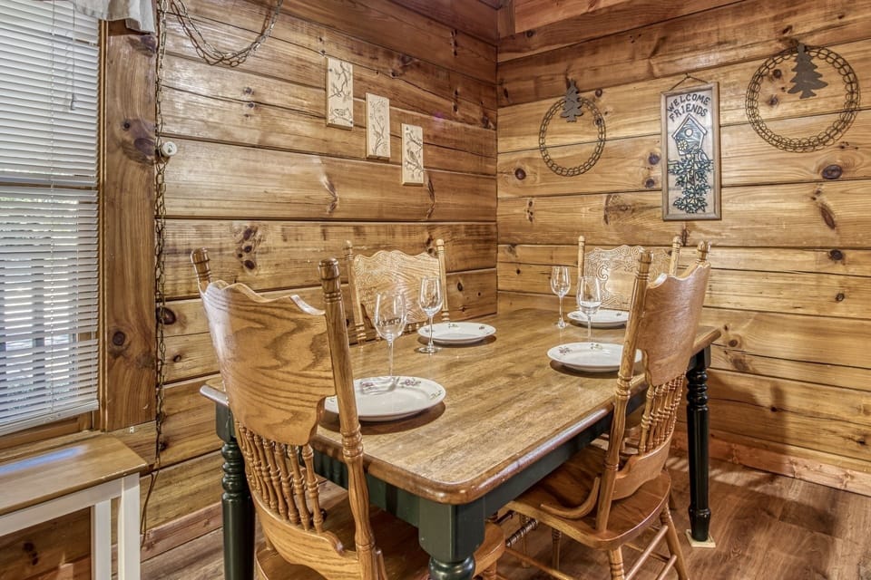 Cabin, 3 Bedrooms | Dining