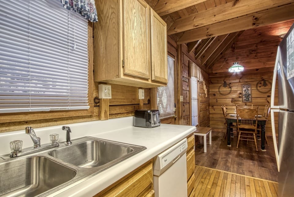Cabin, 3 Bedrooms | Private kitchen | Fridge, oven, coffee/tea maker, toaster