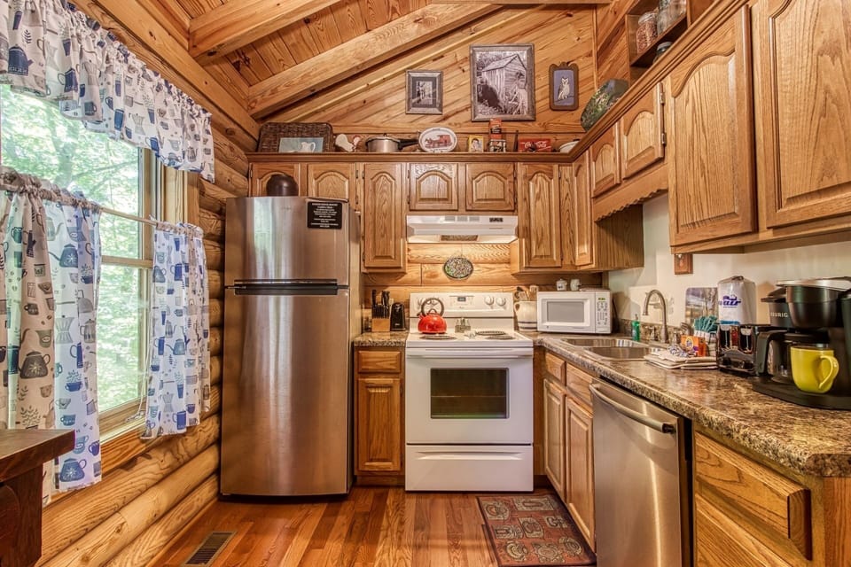 Cabin, 2 Bedrooms | Private kitchen | Fridge, oven, coffee/tea maker, toaster