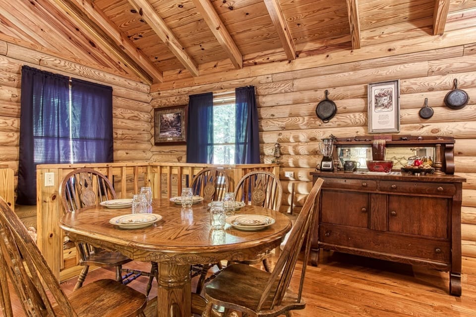 Cabin, 2 Bedrooms | Dining