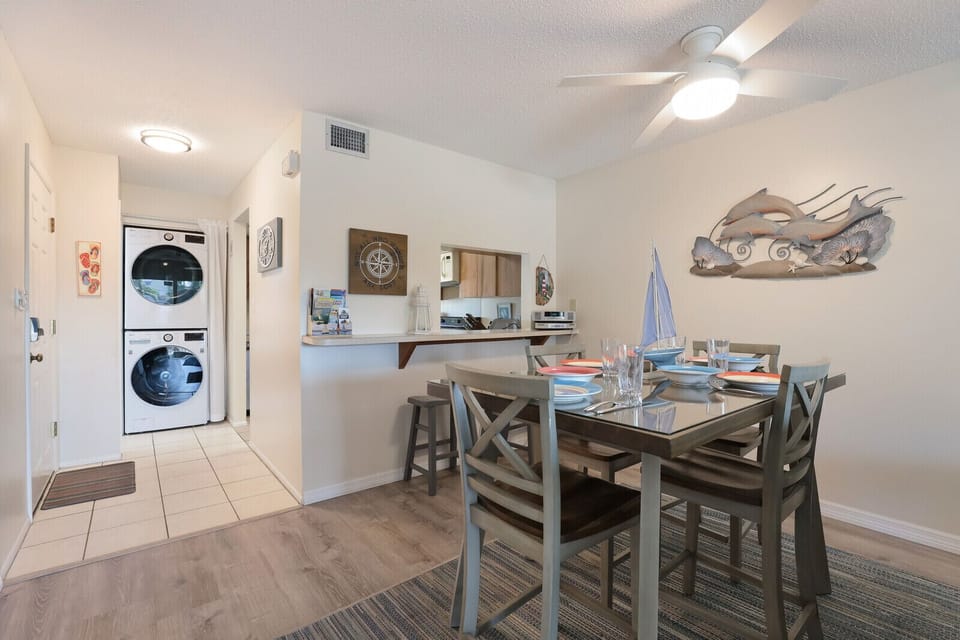 Dining Area with Breakfast Bar