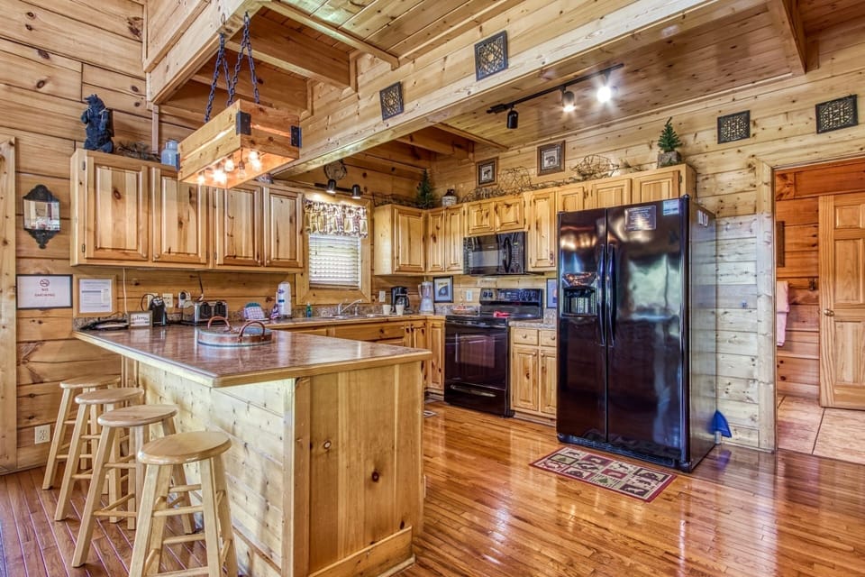 Cabin, 4 Bedrooms | Private kitchen | Fridge, oven, coffee/tea maker, toaster
