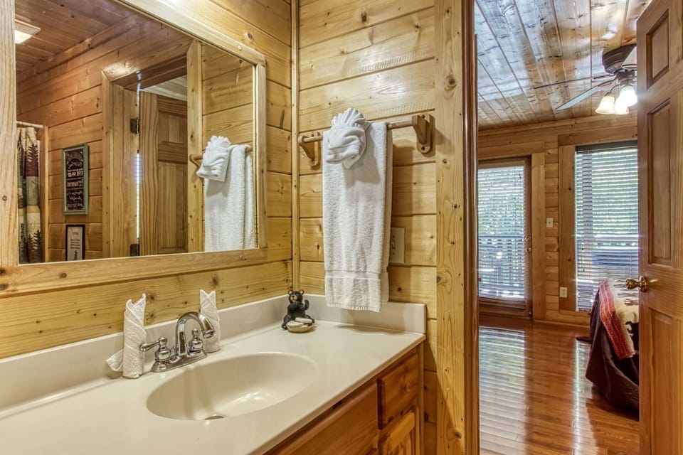 Ern850 - Simply The Best - Great Location - Close To All The Action! 4 Bedroom Cabin by RedAwning Cabin in Pigeon Forge
