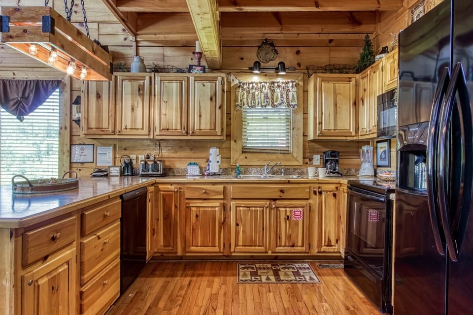 Cabin, 4 Bedrooms | Private kitchen | Fridge, oven, coffee/tea maker, toaster