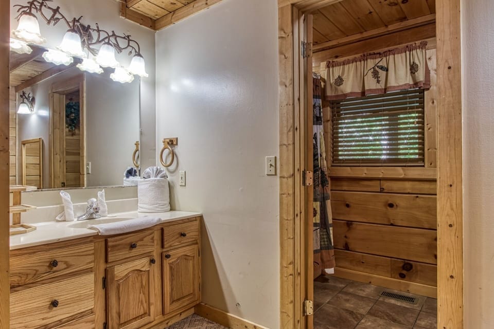 Er50 - Creekside - Great Location. Close To All The Action! 2 Bedroom Cabin by RedAwning Cabin in Pigeon Forge
