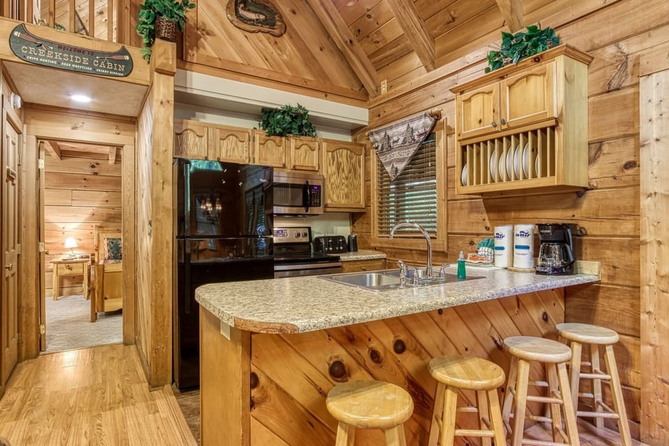 Cabin, 2 Bedrooms | Private kitchen | Coffee/tea maker, fridge, oven, toaster