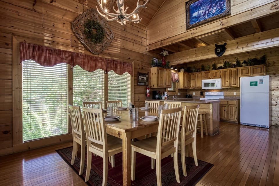Cabin, 4 Bedrooms | Dining