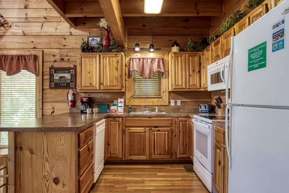 Cabin, 4 Bedrooms | Private kitchen | Fridge, oven, coffee/tea maker, toaster