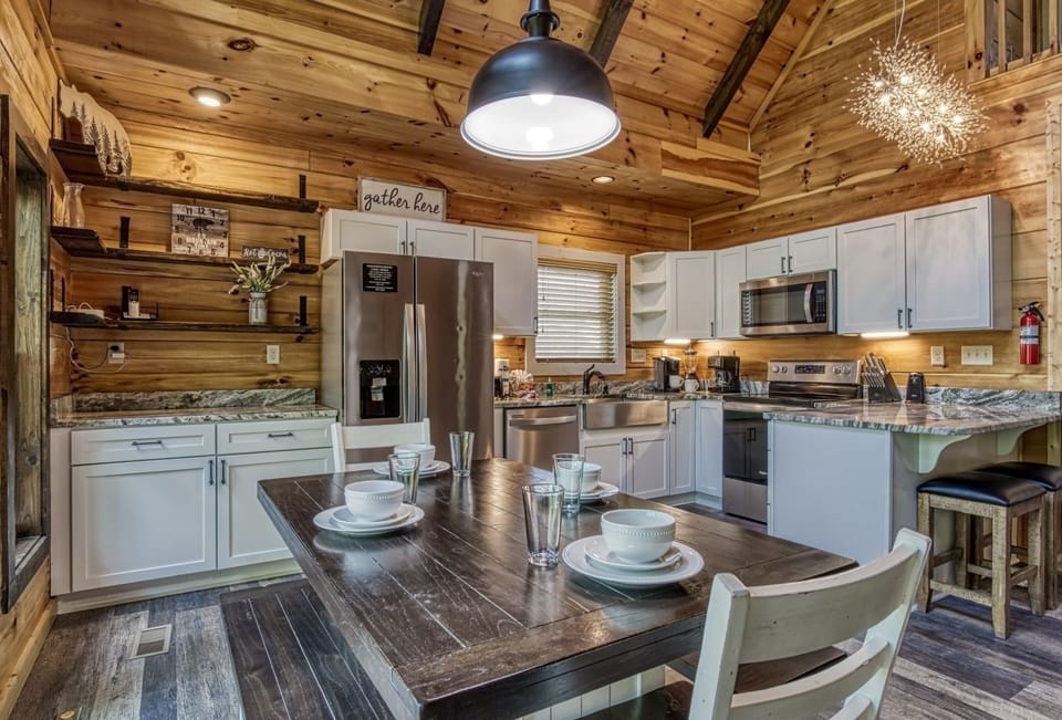 Cabin, 2 Bedrooms | Private kitchen | Fridge, oven, coffee/tea maker, toaster