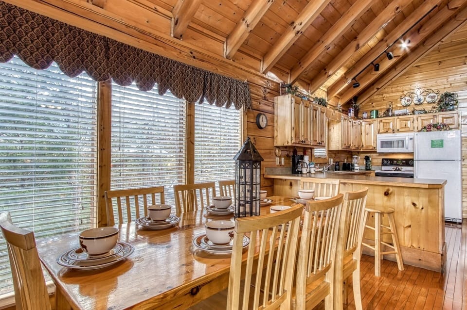 Cabin, 2 Bedrooms | Dining