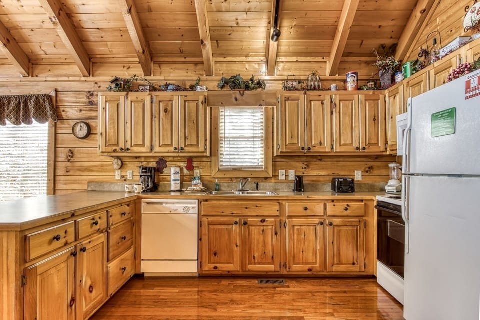 Cabin, 2 Bedrooms | Private kitchen | Fridge, oven, coffee/tea maker, toaster
