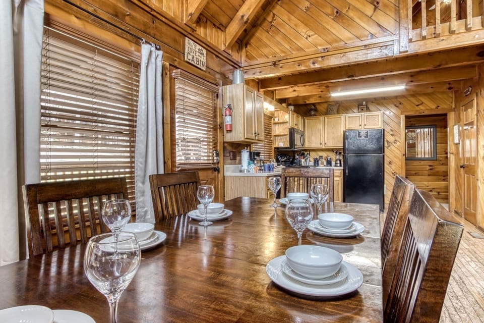 Cabin, 3 Bedrooms | Dining