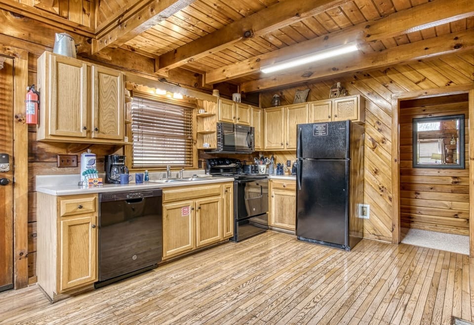 Cabin, 3 Bedrooms | Private kitchen | Fridge, oven, coffee/tea maker, toaster