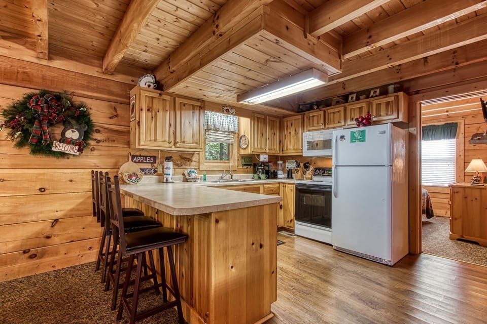 Cabin, 3 Bedrooms | Private kitchen | Fridge, oven, coffee/tea maker, toaster