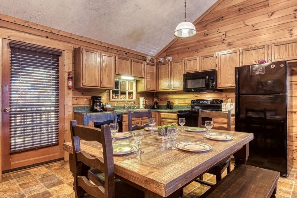 Cabin, 2 Bedrooms | Private kitchen | Fridge, oven, coffee/tea maker, toaster