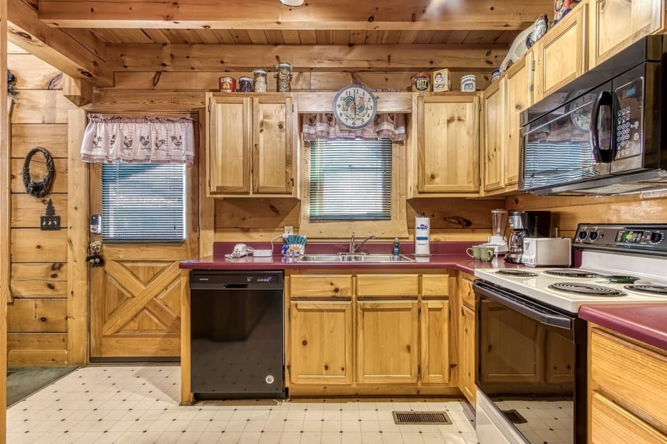 Cabin, 1 Bedroom | Private kitchen | Fridge, oven, coffee/tea maker, toaster