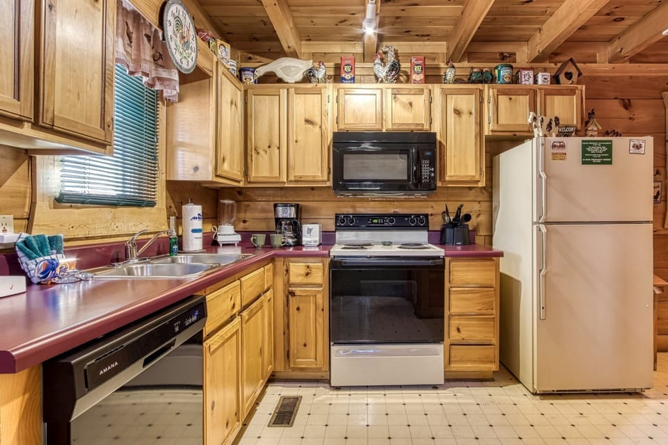 Cabin, 1 Bedroom | Private kitchen | Fridge, oven, coffee/tea maker, toaster
