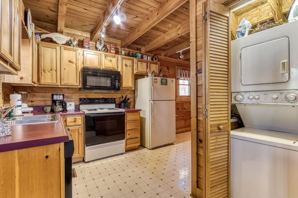 Cabin, 1 Bedroom | Private kitchen | Fridge, oven, coffee/tea maker, toaster
