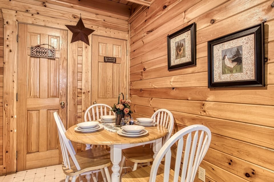 Er84 - Serenity Summit - Great Location. Close To All The Action! 1 Bedroom Cabin by RedAwning Cabin in Pigeon Forge
