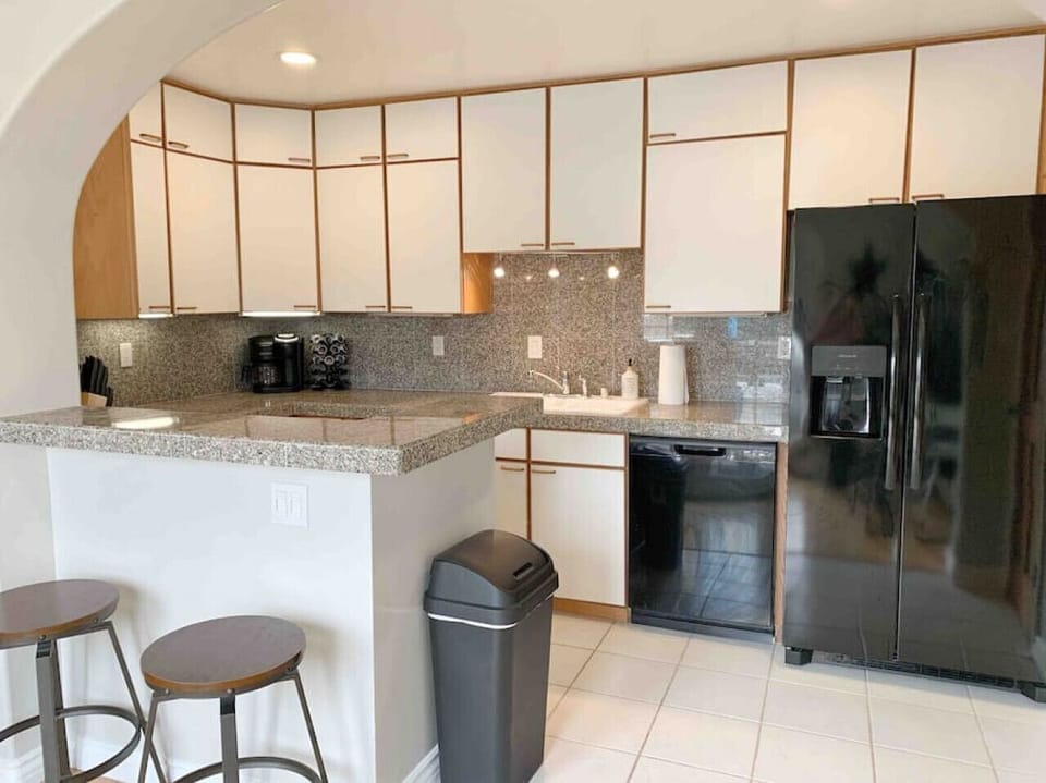 Fully stocked kitchen (toaster, blender, Keurig/Instant Pot coffee maker with KCup and coffee starter kit, cooking utensils, etc.)