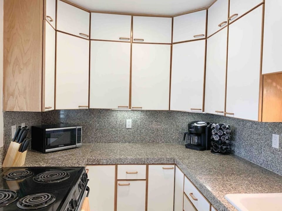 Fully stocked kitchen (toaster, blender, Keurig/Instant Pot coffee maker with KCup and coffee starter kit, cooking utensils, etc.)