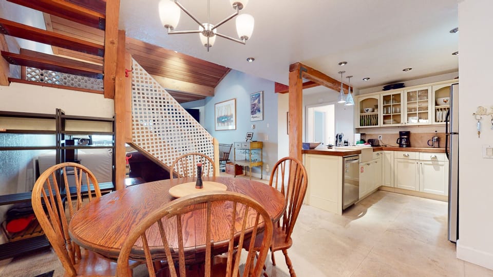 Condo, 2 Bedrooms | Dining