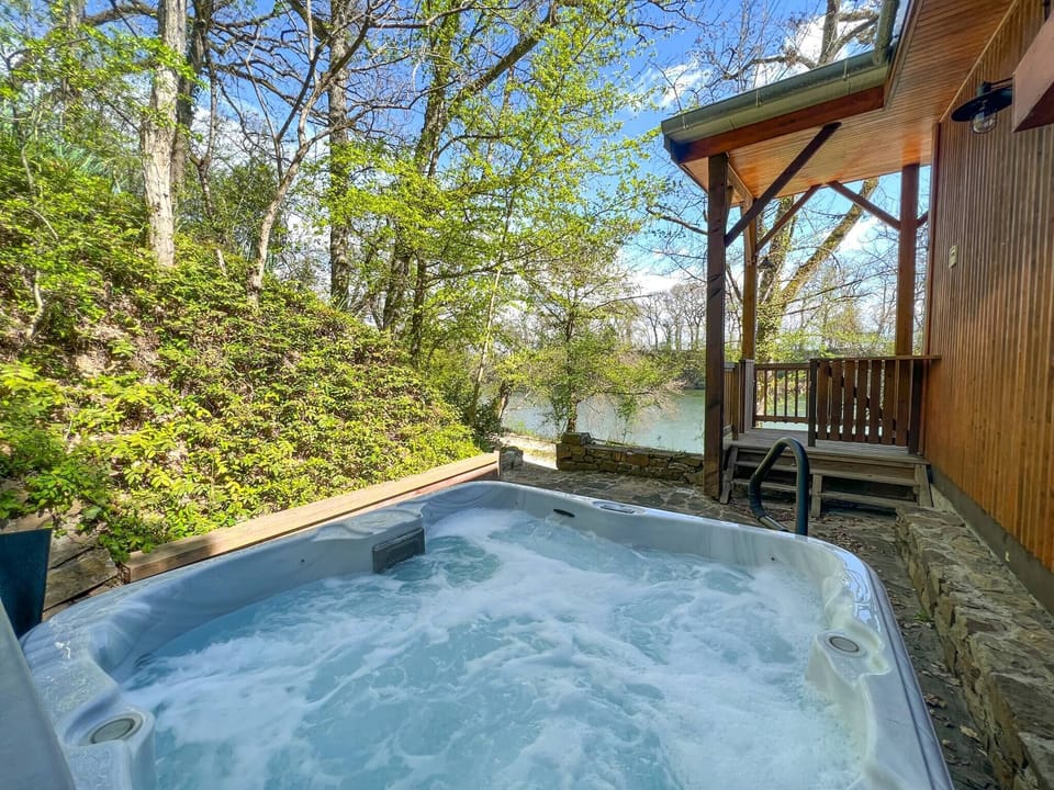 Véritable Spa avec vue sur la rivière