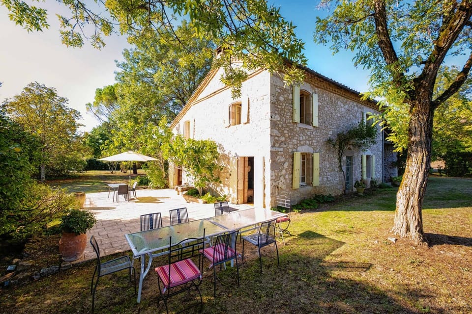 Large wooded grounds of 2 hectares - Covered terrace with outdoor kitchen + garden furniture - 1 outdoor table - 12x5m swimming pool - deckchairs and parasols - 1 private car park.