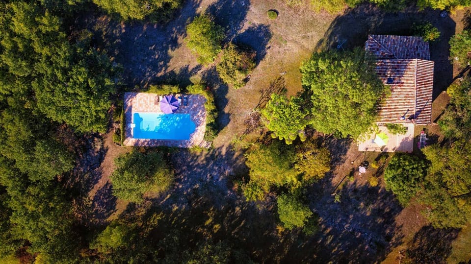 12x5m swimming pool - sun loungers and parasols - 2 hectares of grounds planted with trees - covered terrace with outdoor kitchen + garden furniture - 1 outdoor table - 1 private car park.