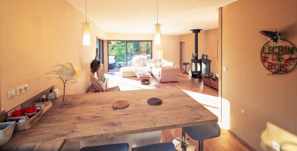 Fully equipped kitchen - Filter coffee maker (ground) / Kettle - Induction hob - Linen provided - Dishwasher - Dining area (bar + high chairs) for 5 people.