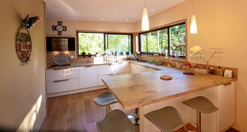 Fully equipped kitchen - Filter coffee maker (ground) / Kettle - Induction hob - Linen provided - Dishwasher - Dining area (bar + high chairs) for 5 people.