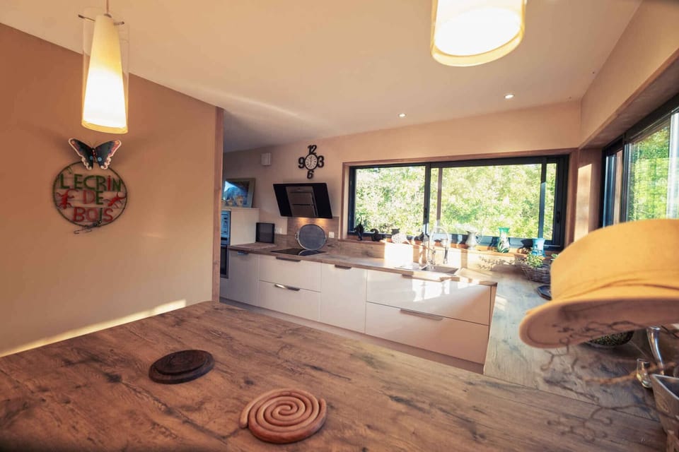 Fully equipped kitchen - Filter coffee maker (ground) / Kettle - Induction hob - Linen provided - Dishwasher - Dining area (bar + high chairs) for 5 people.