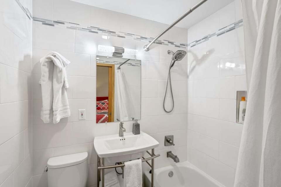 Queen BR Main Floor Bath