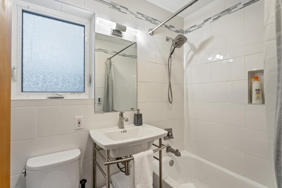 Full BR Main Floor Bath