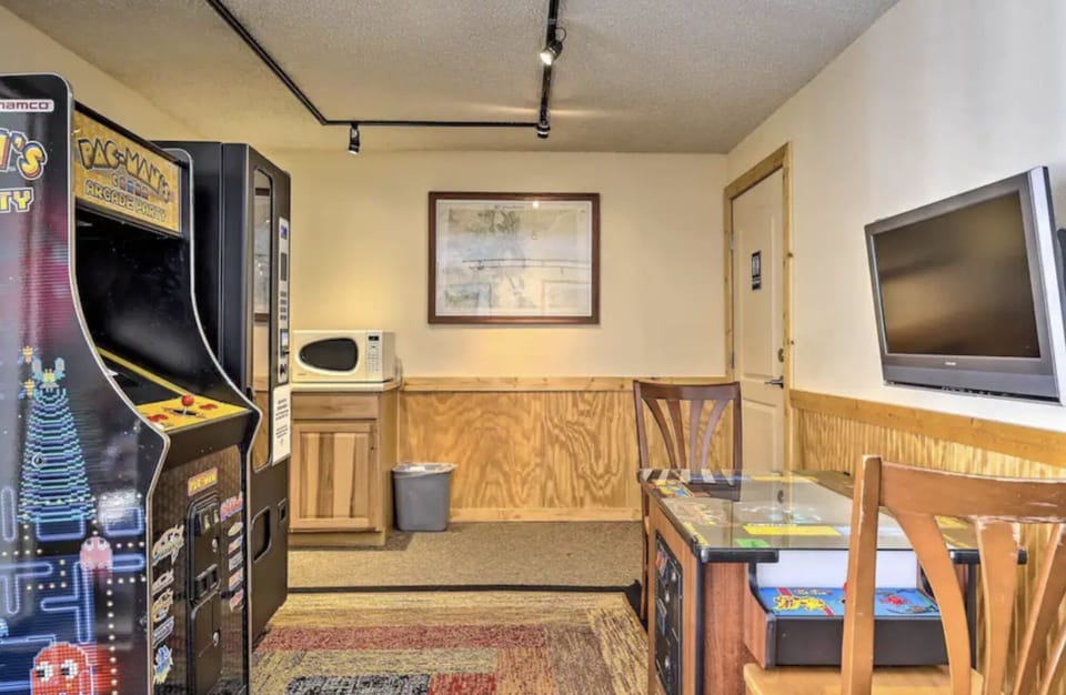 Game Room with free Pac Man (+ Free Laundry), paid vending machine