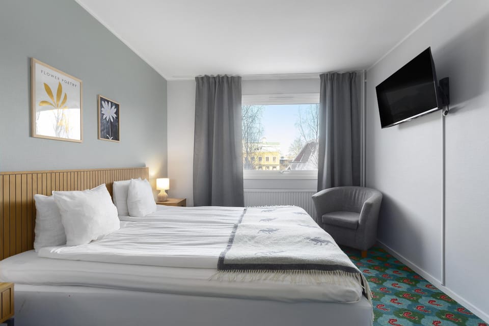 Standard Room, 1 King Bed, Non Smoking | Pillowtop beds, desk, blackout drapes, soundproofing