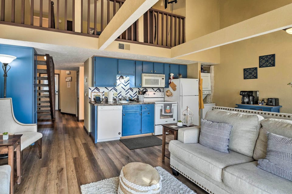 Living Area | Smart TV w/ Cable