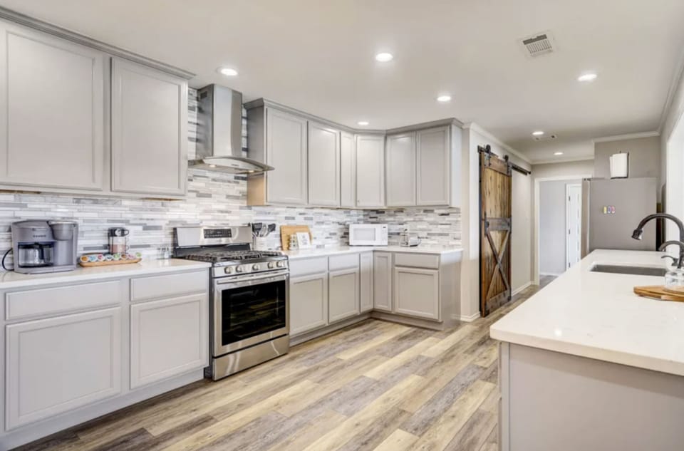 Beautiful new kitchen with full-size appliances