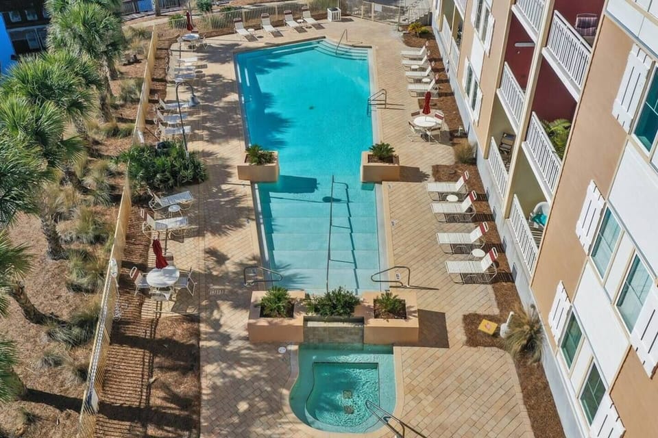 Gorgeous, zero-entry community pool and hot tub, which sits on the bank of the canal.