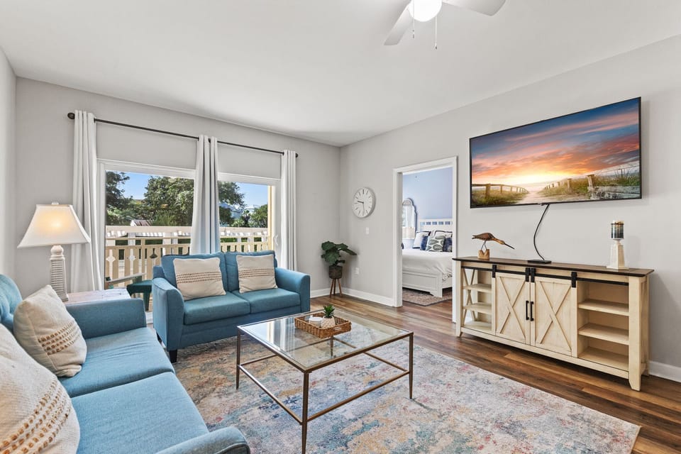 Comfy & stylish decor in the living room